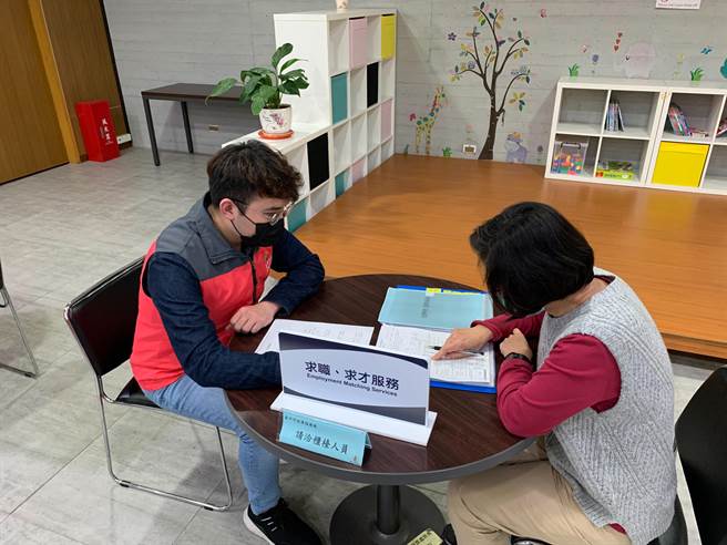 台中市劳工局去年成功协助168位弱势求职者就业，图为就服员协助民眾申请就业奖励金。（劳工局提供／张亦惠台中传真）