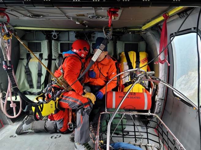 58岁陈姓男子挑战南三段纵走，5日攀登天南可兰山时疑因高山症发作，直升机将他送下山就医。（空勤总队提供／杨静茹南投传真）