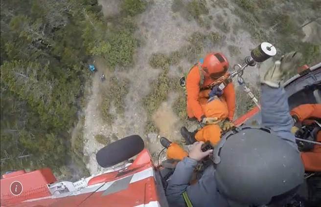 58岁陈姓男子5日攀登天南可兰山时疑因高山症发作，黑鹰直升机驰援，将他吊挂上机。（空勤总队提供／杨静茹南投传真）