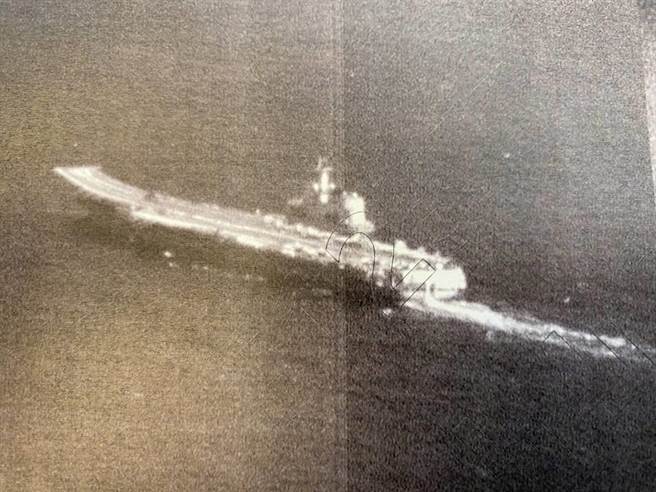 国军运用海、空兵力，严密掌握山东号航舰编队动态。（国防部提供）