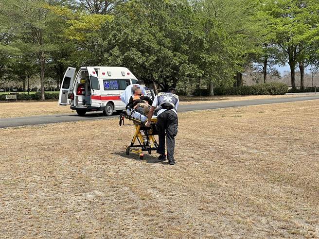 台南有民眾自行开车到桃源区石山东鞍营地露营，未料前往登山时为躲避落石受伤，直升机于今日吊挂成功后交由美浓分队救护车送往义大医院治疗。（警消提供／林雅惠传真）