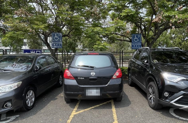 有男子去紫南宫拜拜时，发现有辆轿车竟然直接停在身障车位的黄网线上，让他不禁痛批「公德心差」。（翻摄自脸书爆料公社）