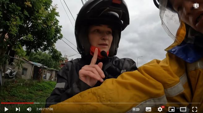 加拿大YouTuber罗西(Rosie Gabrielle)误上国道，未料下匝道立刻遭路过骑士硬拔车钥匙。(图／影片截图)