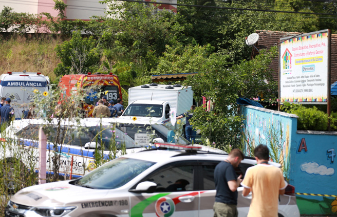 攻击血案发生后，警车、救护车与鑑识人员车辆驶入现场。（图／路透社）