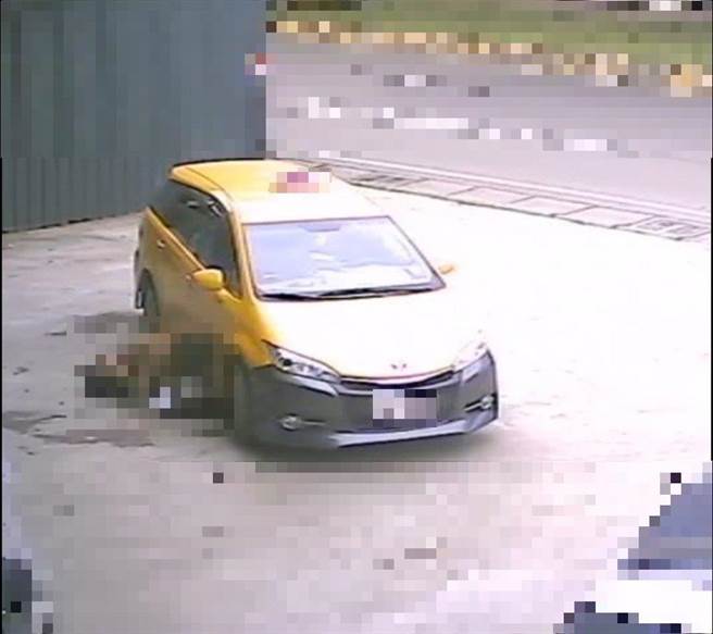 清明连假最后一天，桃园平镇某修车厂门口，竟上演活春宫。（翻摄照片／蔡明亘桃园传真）