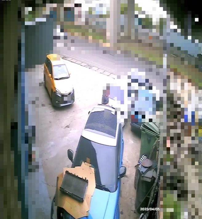 桃园平镇某修车厂门口，今上午出现2名陌生男女野战，女方还上了一趟厕所才离去。（翻摄照片／蔡明亘桃园传真）