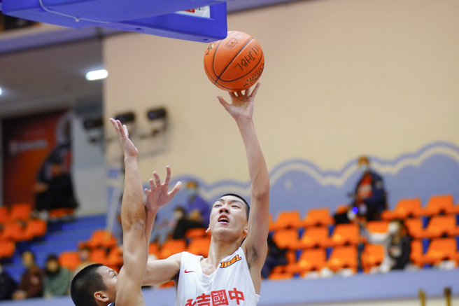 终场前7.4秒补进队友「放枪」球的永吉周容宇，全场贡献24分、15篮板。（高中体总提供） 