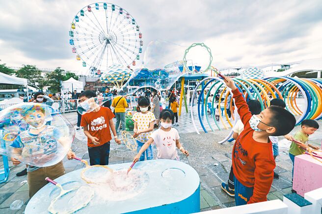 儿福联盟昨（4）日公布2023年儿童福祉调查，44.5％儿童认为课业压力大，比国际平均36％高出许多。图为台北市儿童新乐园，小朋友们在园区开心玩泡泡，欢度儿童节。（郭吉铨摄）