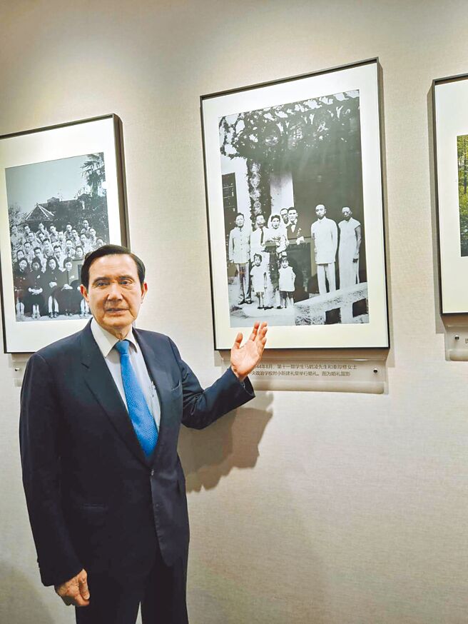 前总统马英九4日参观父母的母校中央政治学校旧址，并与父母亲当年的结婚照开心合影。（政大廖元豪提供）