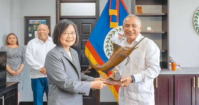 民眾党主席柯文哲说，蔡英文总统与美国眾议院议长麦卡锡将会晤，只是正常国际间交往行为，中国大陆不应气急败坏，强调太多文攻武吓和打压，只会让台湾的人心跑得更远。图为蔡英文总统（前左）当地时间3日在贝里斯与总理布里仙纽（前右）双边会谈。（总统府提供）