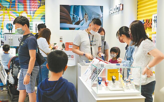 全民普发6000元陆续入帐，刺激民眾消费意愿。图为4日民眾趁清明连假前往百货商圈购物消费。（陈俊吉摄）