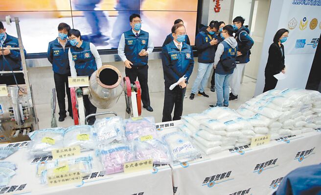 台湾高等检察署指挥各司法警察机关，从去年5月开始执行「第七波安居缉毒专案」，2月20日在刑事局举行成果记者会，此次重心放在扫荡大麻及各式新兴毒品，共逮捕10103人、并起出各类毒品近7公吨，现场公布缉毒成果，展现政府打击毒品犯罪的决心。（本报资料照片）【吸毒害人害己】