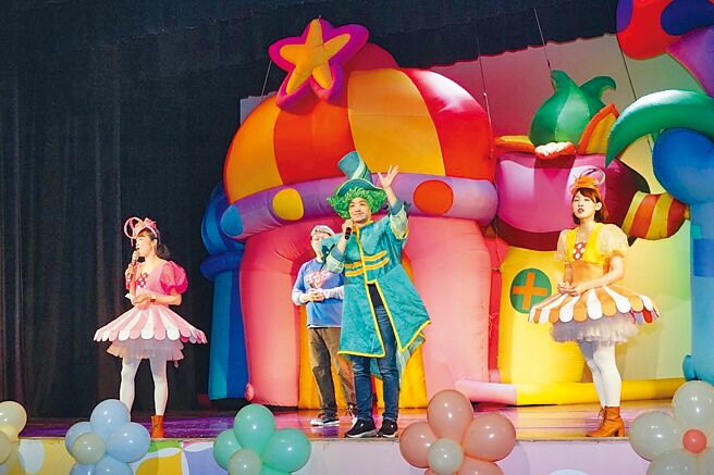 台北市长蒋万安（右二）4日前往台北儿童新乐园，参与如果儿童剧团欢庆儿童节活动，特别穿上魔法师造型服装与孩子一起玩有奖问答、跳舞。（台北市政府提供／刘彦宜台北传真）