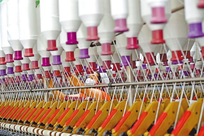 大陆商务部国际贸易谈判代表兼副部长王受文表示，国际贸易指数反映国际需求不畅，再从已回收的广交会1.5万家企业调查也显示，订单下降、需求不足是主要困难，代表今年外贸形势严峻复杂。图为大陆工人在泉州一工厂生产线作业。（中新社）