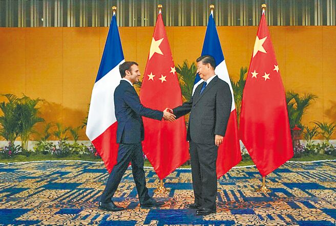 法国总统马克宏和欧盟执委会主席范德赖恩将一同访问中国，两人3日先于巴黎举行会谈。图为大陆国家主席习近平（右）于G20国峰会期间，与法国总统马克宏（左）举行会谈。（摘自法国总统马克宏推特）