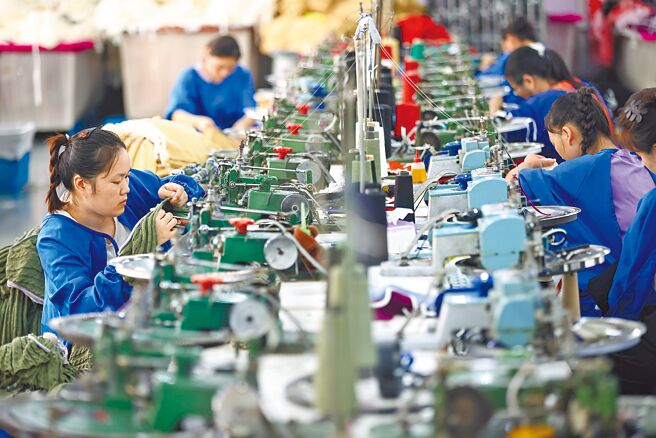 亚银发布最新《亚洲发展展望》报告，认为亚太地区开发中经济体今年将实现快速发展，其中大陆将成为主要经济引擎。图为江苏苏州一家企业内的生产景象。（中新社）