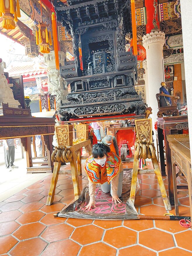 虎尾鎮持法媽祖宮一年一度「文昌祈願祭」4日隆重舉行，吸引大批家長帶孩子參加，祈求開智慧且學習謙卑。（周麗蘭攝）