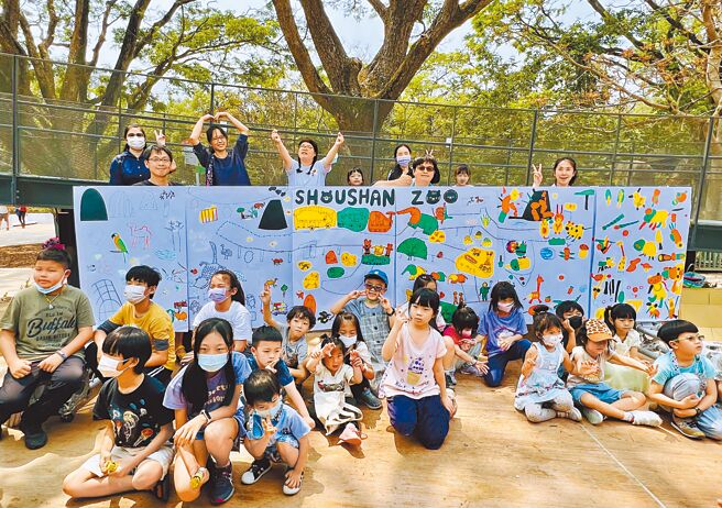 適逢兒童節連假，高市府觀光局推出「『孩』要來壽山動物園」系列活動，並祭出優惠方案，連假期間凡12歲以下兒童均可免費入園參觀，吸引各地親子前來壽山動物園。（高市府觀光局提供／洪浩軒高雄傳真）