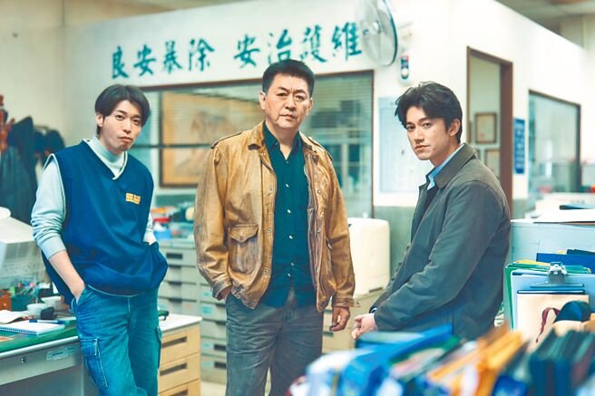 吴慷仁（右起）、庹宗华、侯彦西在《模仿犯》饰演一起侦办连续杀人案的检察官与刑警。（Netflix提供）