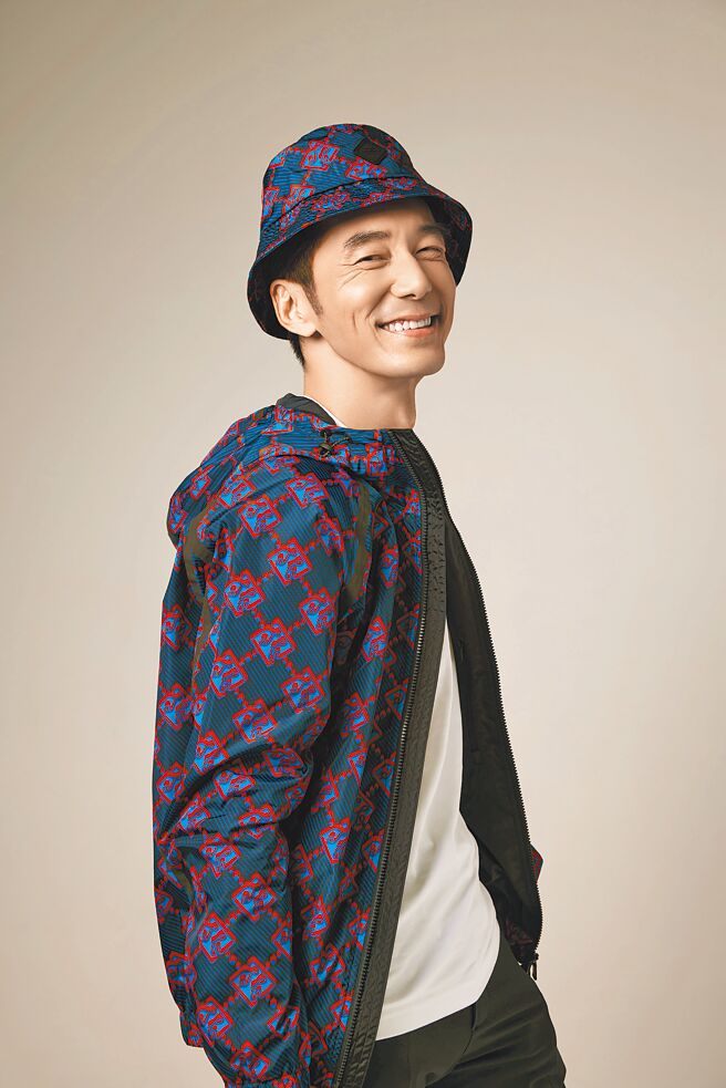 普發現金帶動百貨的時尚消費。圖為J.LINDEBERG品牌好友李李仁穿鑽石圖騰印花外套1萬3980元、鑽石圖騰印花漁夫帽2480元、超透氣細格打褶褲6980元。（J.LINDEBERG提供）