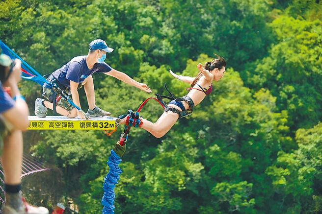 京站4月6日至5月14日推出總價值超過50萬的抽獎活動，全館累滿2000元即抽峇里島ATV四輪越野5日遊、BUNGY台灣高空彈跳俱樂部的高空彈跳探險等大獎。（京站提供）