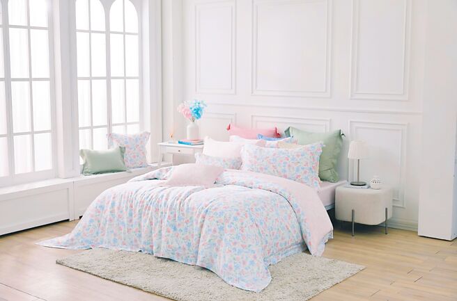 Global Mall新北中和店的夢特嬌300織萊賽爾纖維床包兩用被4件組，原價1萬5980元，優惠組合價6000元。（Global Mall提供）