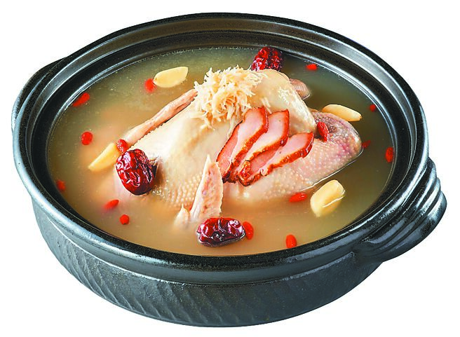 全聯美味堂旗下「金華干貝燉雞」，特價單包279元。（全聯提供）