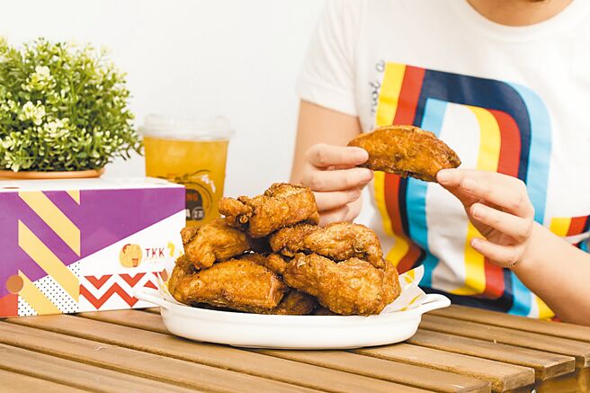 顶呱呱「呱粉狂欢优惠券」号称无限次领取，双人餐下杀7折现省115元。（顶呱呱提供）