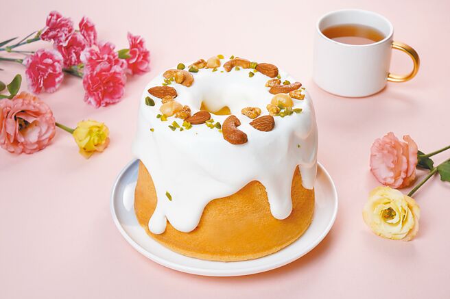 爱买母亲节6吋爱维尔奶盖天使蛋糕，499元。（爱买提供）