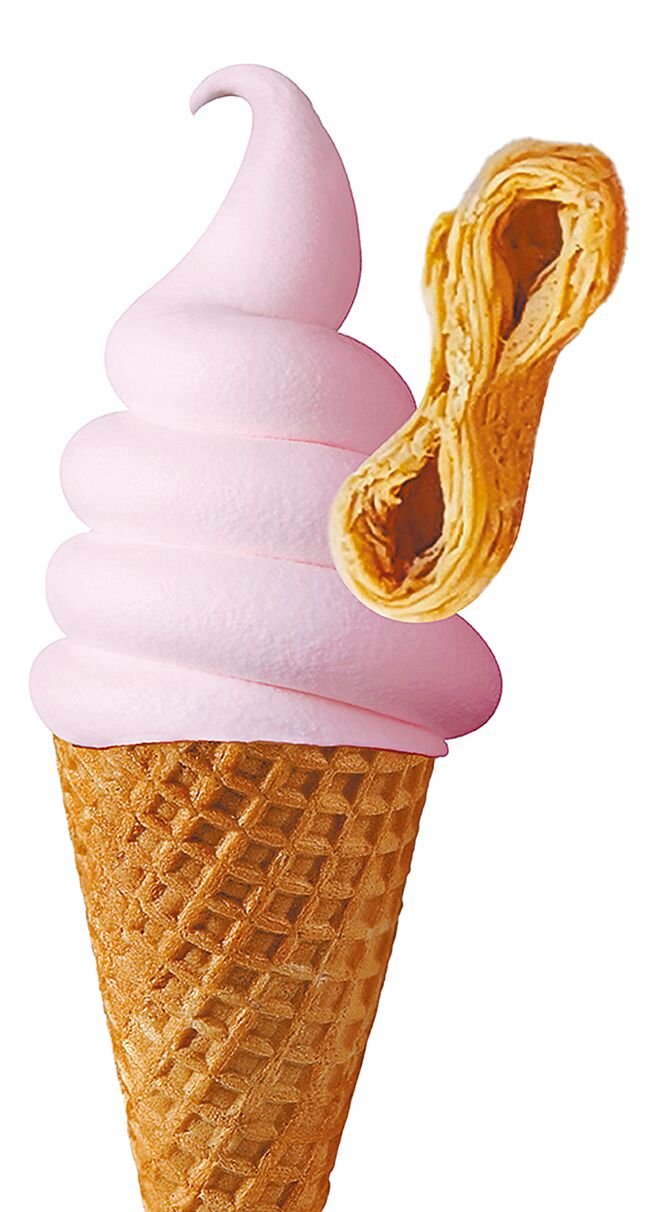 SOGO復兴馆九州松饼瓦芙快闪柜，草莓起司霜淇淋＋枫糖松饼8结蛋卷，150元。（SOGO提供）