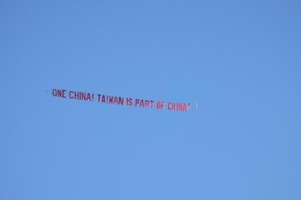 蔡英文會晤麥卡錫 天空中出現「One China」橫幅