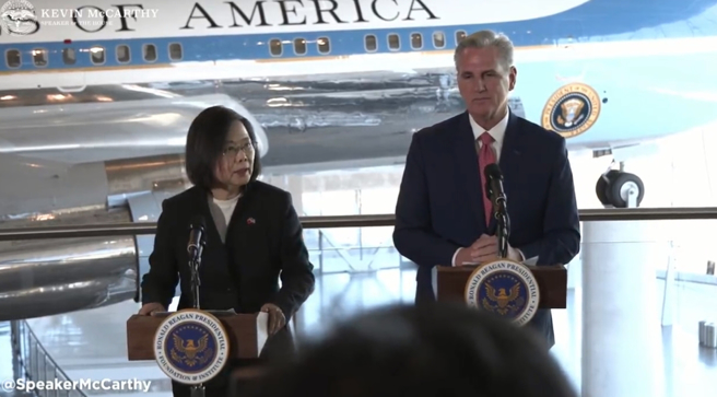 麦卡锡与蔡英文发表声明。（ 取自麦卡锡推特影片截图）