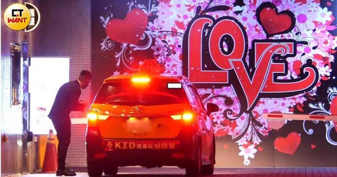 77老大和长腿美女坐小黄前往摩铁。（图／CTWANT摄影组）