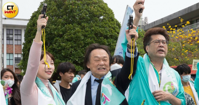 台北市议员王世坚宣布参加民进党初选，挑战士林、大同现任立委何志伟，他26日前往社子地区，出席台北海洋科技大学校庆活动，直捣何志伟票仓。（图／CTWANT黄威彬摄）