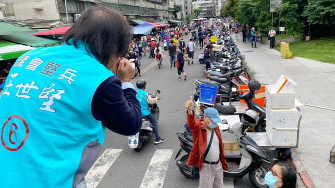 王世坚虽然在民进党员间的仇恨值很高，但受到蓝白支持者的欢迎。前台北市长李永萍说，国民党支持者接到电话都会挺王世坚。（图／翻摄自王世坚脸书）