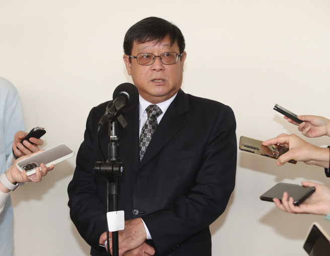 立法院社会福利及卫生环境委员会6日审查委员王定宇等20人拟具「环境影响评估法增订第十六条之二条文草案」案，出席的环保署长张子敬（见图）于会前受访。（刘宗龙摄）