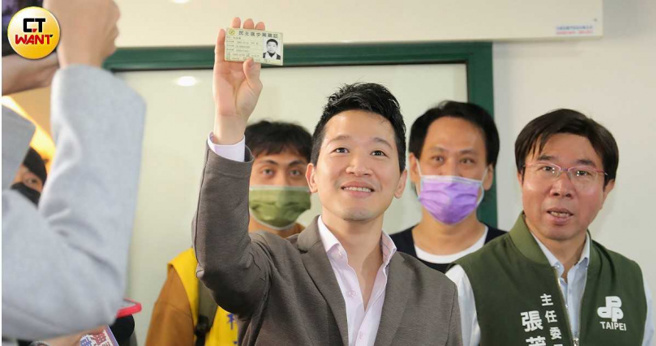  民进党立委何志伟前往登记参加立委党内初选，接受王世坚挑战。民进党表示，两人的对决对台北选情造成一定影响，初选正式起跑后，提名小组会想办法处理。（图／CTWANT周志龙摄）