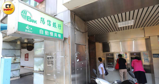  名嘴在政论节目中强调阳信银行在中国大陆投资子公司，意图抹红何志伟，但事实上，八大行库等24家国内金融机构都已布局对岸。（图／CTWANT赵世勋摄）