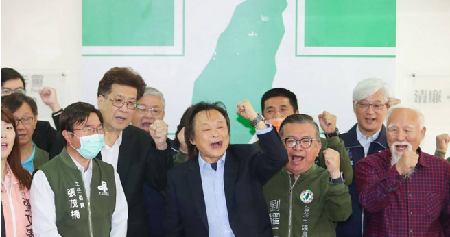 台北市议员王世坚（中）20日在英系北市议员的簇拥下，前往民进党北市党部领表登记立委初选，传赖清德透过民进党前主席卓荣泰多次出面相劝，王仍坚持参选。（图／报系资料照）