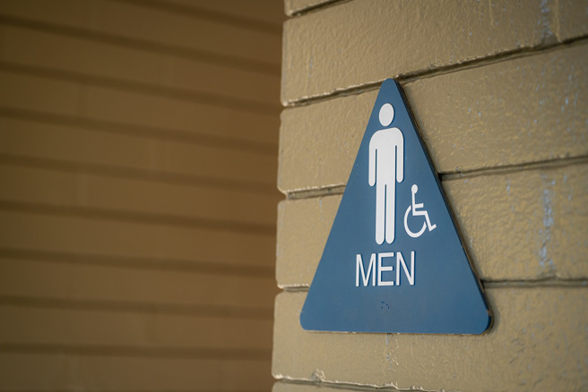 日本網友近日分享，泰國廁所區分男女的標誌非常特別，女生高舉一朵花，男生則徒手抓著一隻兔子。(示意圖/達志影像)