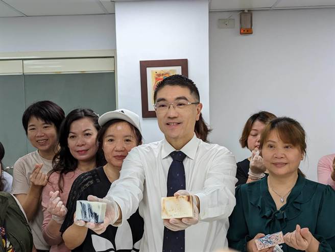 基隆市长谢国梁（右2）与基隆市的新住民一起制作手工皂。（张志康摄）