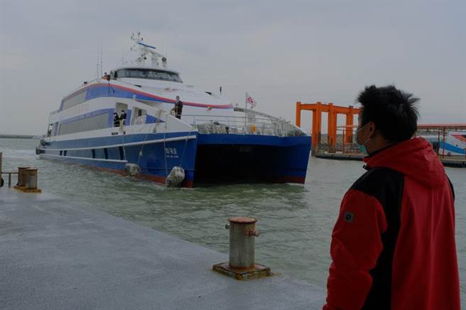 圖為民眾由廈門五通港經小三通到金門水頭碼頭。（中新社資料照片）