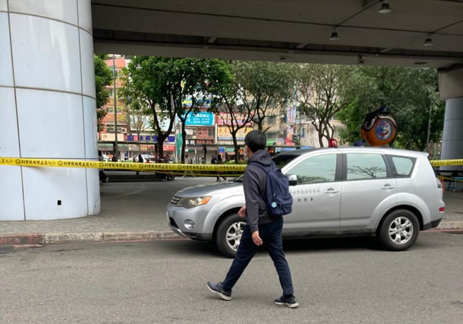 醉汉疑似在计程车附近随地小便爆发争执，就直接把司机压制在地「勒颈锁喉」，65岁司机当场失去生命迹象。（翻摄自脸书汐止集团）