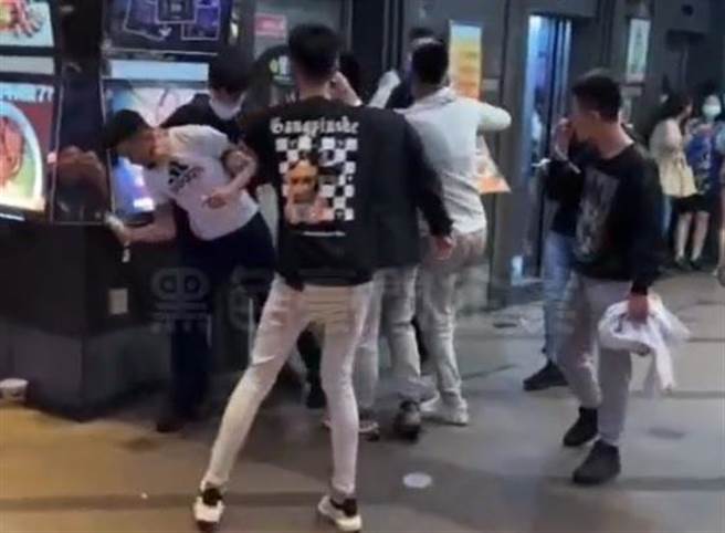 20多名男女在中坜某KTV前互相叫嚣起衝突，中坜员警到场控制场面并带回7人保护管束。(翻摄照片／吕筱蝉桃园传真)