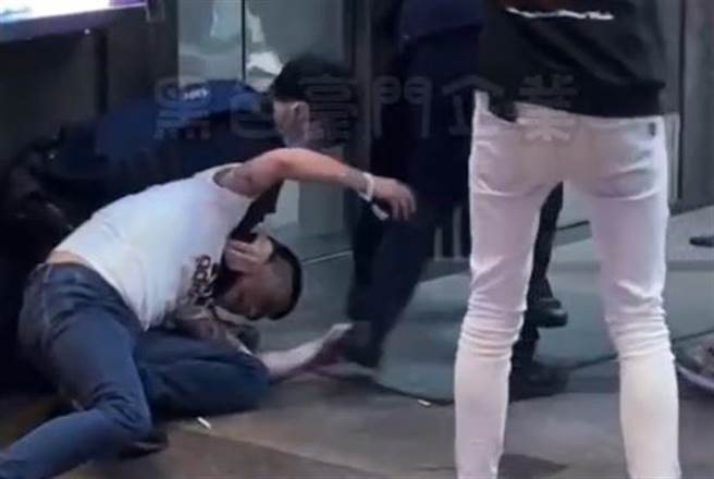 20多名男女在中坜某KTV前互相叫嚣起衝突，中坜员警到场控制场面并带回7人保护管束。(翻摄照片／吕筱蝉桃园传真)