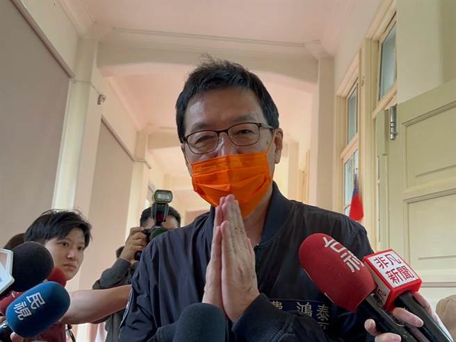 立委費鴻泰今天上午在立法院受訪時，被問到「芯費大戰」頻重申自己不回應，「回應就是內鬥」，並做出合掌手勢，連喊2聲阿彌陀佛。（楊亞璇攝）