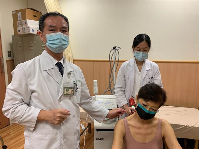 主任蔡森蔚（左）以体外震波治疗，改善王女士长久以来肩颈酸痛及头痛的问题。（台中慈济医院提供）