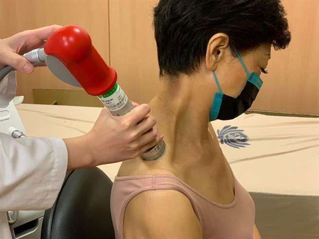 王女士接受治疗后明显感受肩颈紧绷处放松，表示施打过程只有如橡皮筋弹打的轻微疼痛感。（台中慈济医院提供）