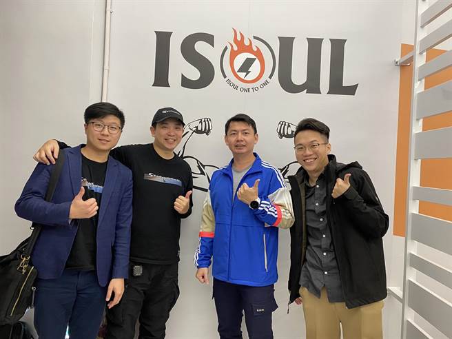 高市青年局业师拜访先知蜂运动场馆，辅导团队进行品牌形象优化及建立人才留用机制。（柯宗纬翻摄）