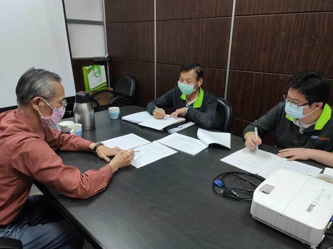 企业辅导团委员进厂向企业员工说明人力资源管理制度。(中彰投分署提供)